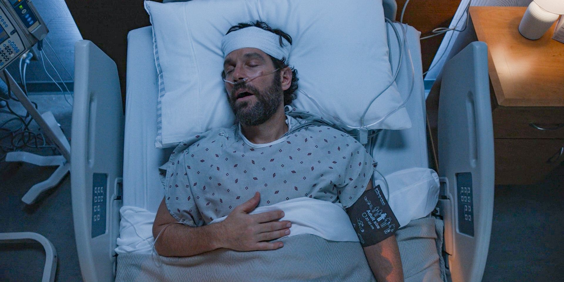 Glenn Stubbins (Paul Rudd) en el hospital, el presunto asesino de Sazz en Just Murders Temporada 4, Episodio 8