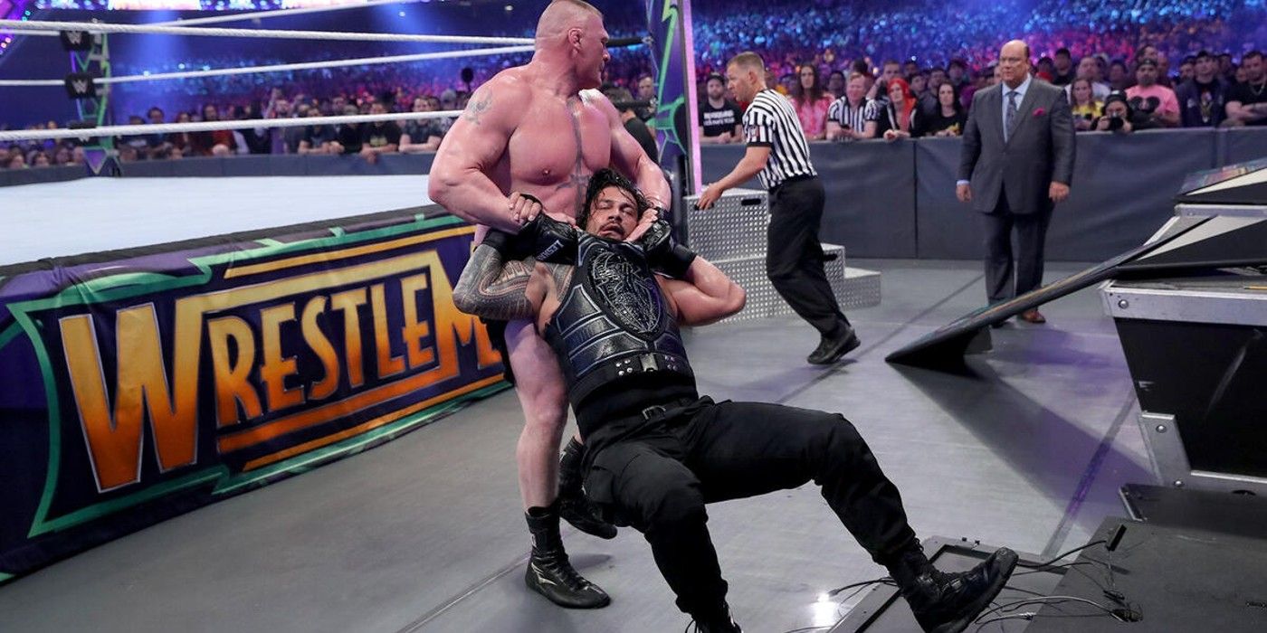 Paul Heyman observa Brock Lesnar puxar Roman Reigns pelo colete Shield na WWE WrestleMania 34