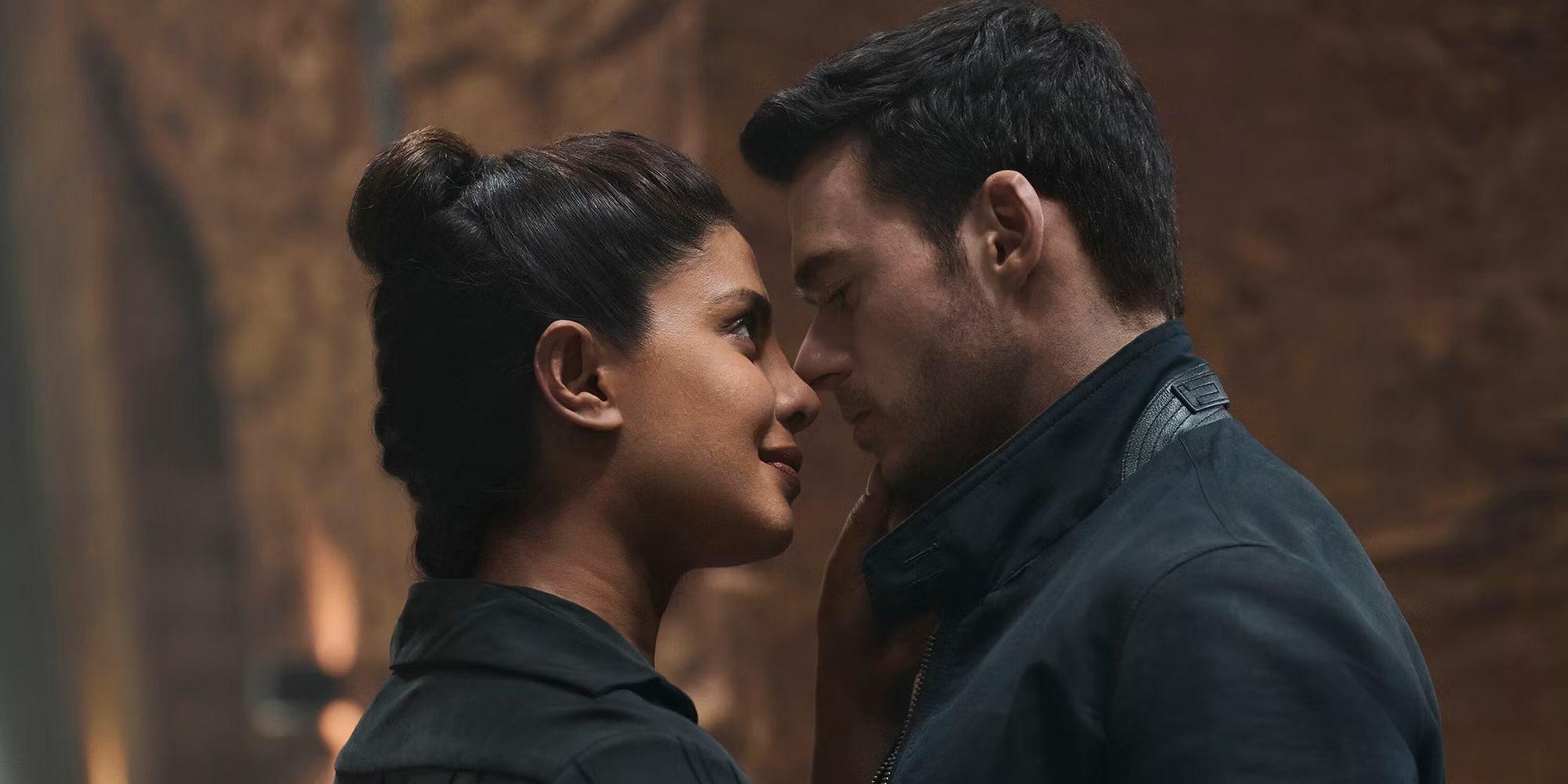 Priyanka Chopra y Richard Madden se tocan las narices durante Citadel