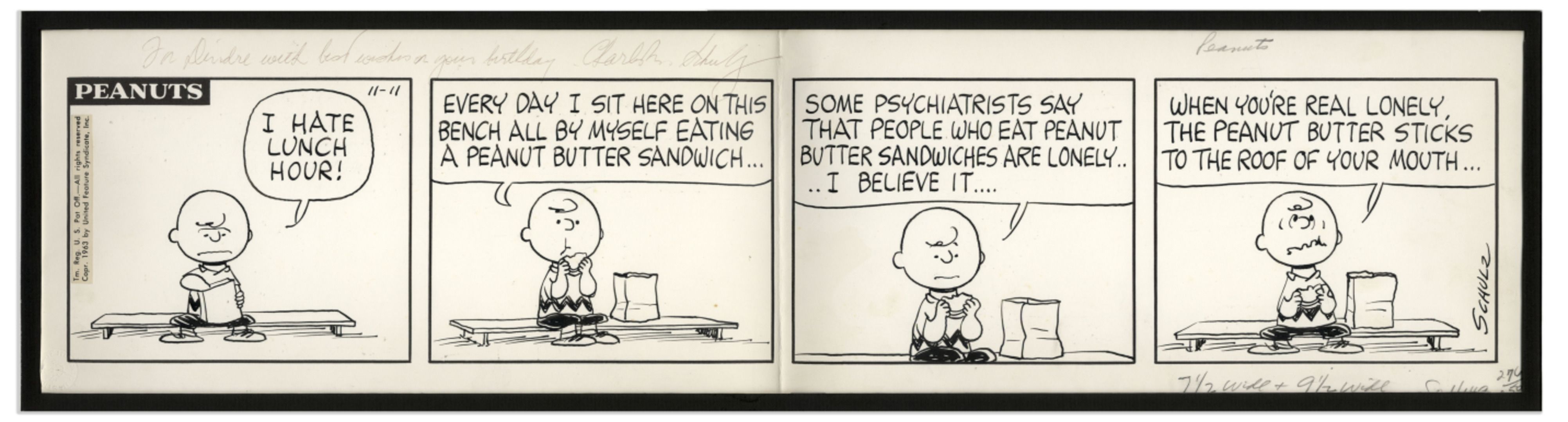 Tira de amendoim: Charlie Brown sentado sozinho na hora do almoço comendo seu sanduíche.