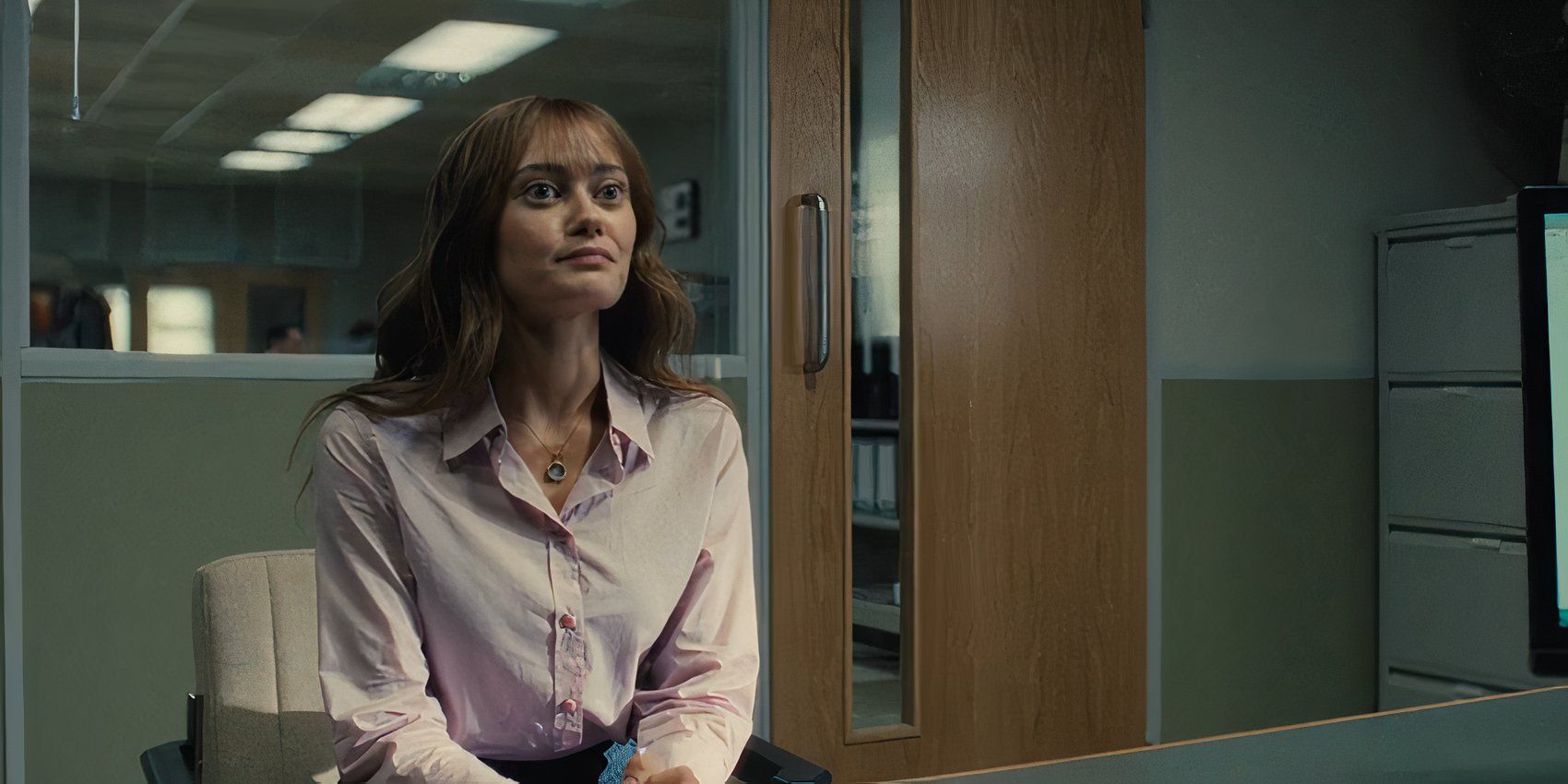 Rhiannon (Ella Purnell) sitting across from Norman in Sweetpea episode 4