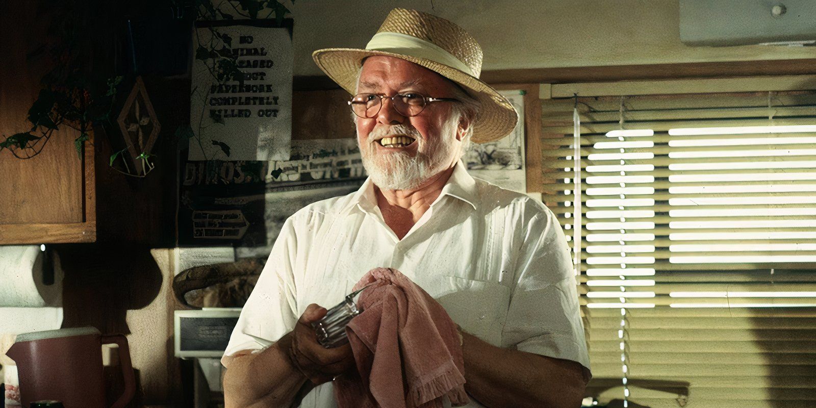 Richard Attenborough como John Hammond en Jurassic Park limpia el cristal con un trapo