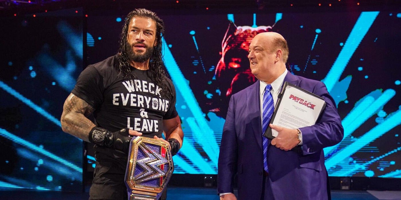 Roman Reigns celebra haber ganado el Campeonato Mundial con Paul Heyman, quien tiene un contrato para luchar por el título de WWE Payback.