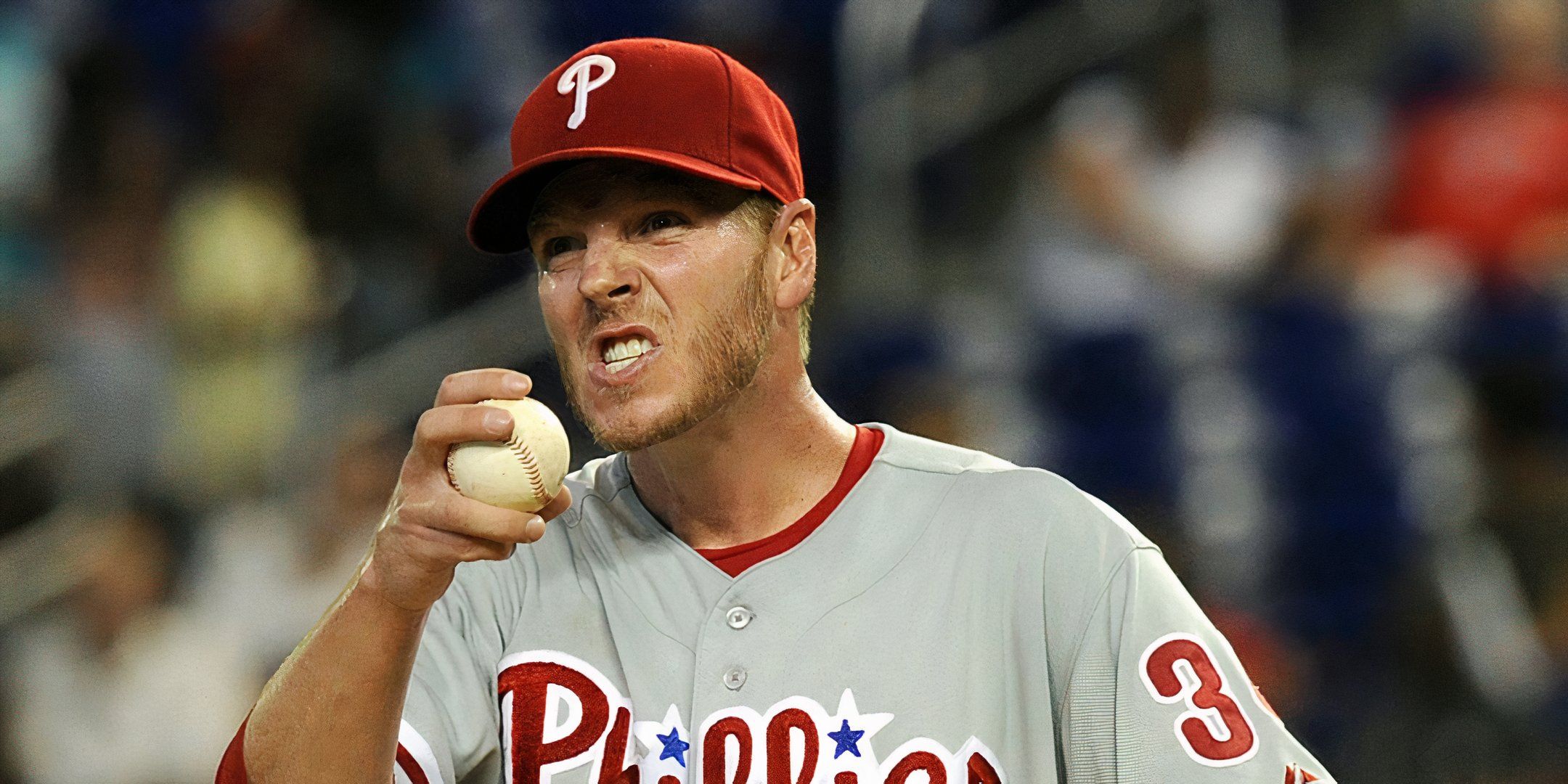 Roy Halladay segurando uma bola de beisebol