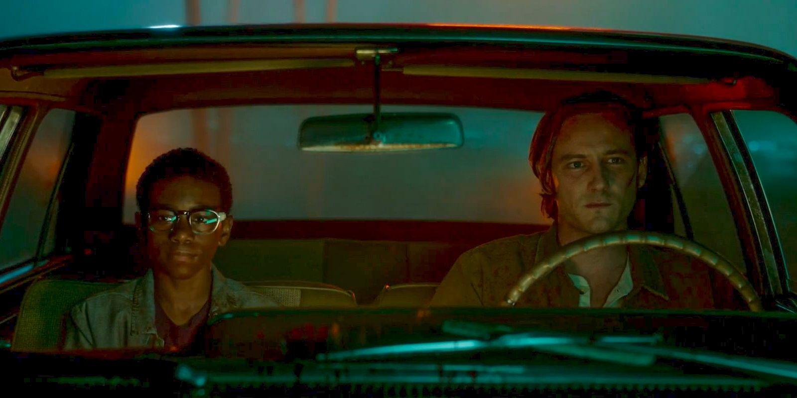 Mark Petrie (Jordan Preston Carter) y Ben Mears (Lewis Pullman) de Lot Jerusalem en un coche en Lot Salem (2024)