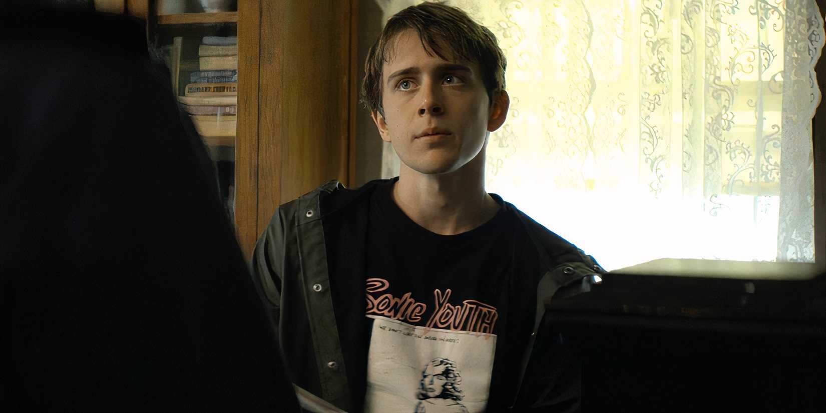 Sam McCarthy as Devin looking suspiciously at David Schwimmer's Anthony in Goosebumps The Vanishing