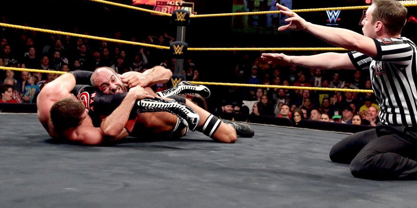 Sami Zayn acerta uma Koji Clutch em Cesaro no WWE NXT Arrival