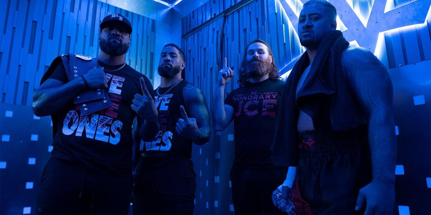 Sami Zayn está detrás del escenario con Solo Sikoa y los Campeones en Parejas de la WWE The Usos como parte de Bloodline detrás del escenario.