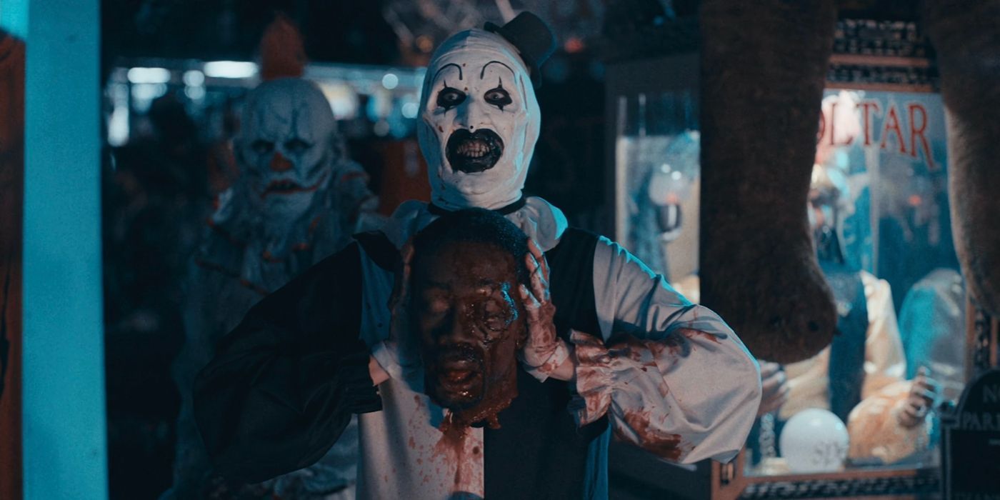 Art holds up Ricky's head in Terrifier 2