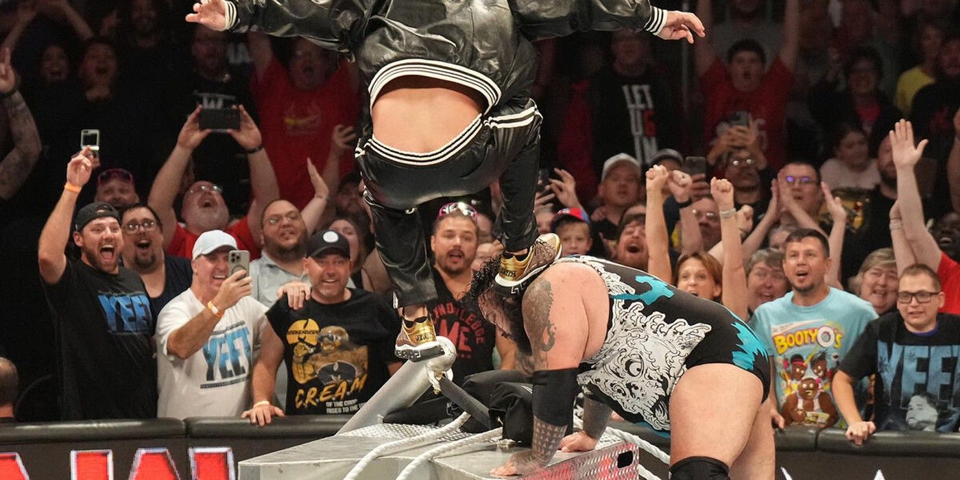 Seth Rollins golpeó a Bronson Reed en WWE Monday Night Raw.