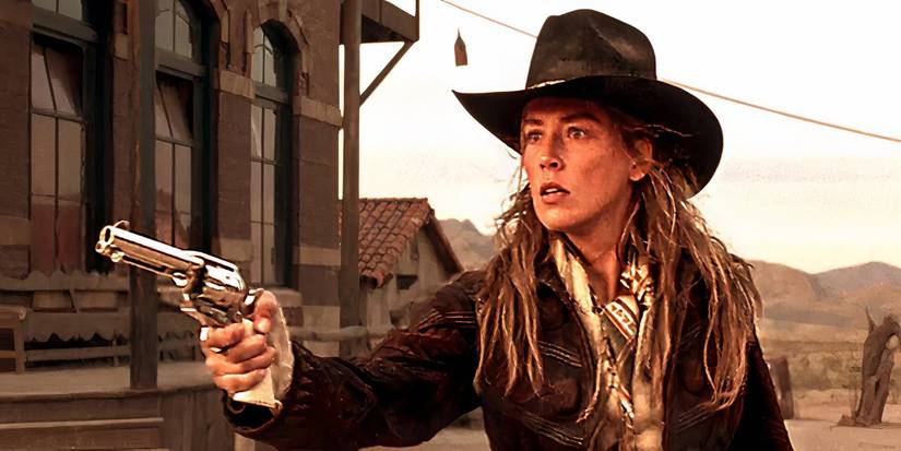 Sharon Stone looks intense and points a revolver in a scene from The Quick and the ᴅᴇᴀᴅ