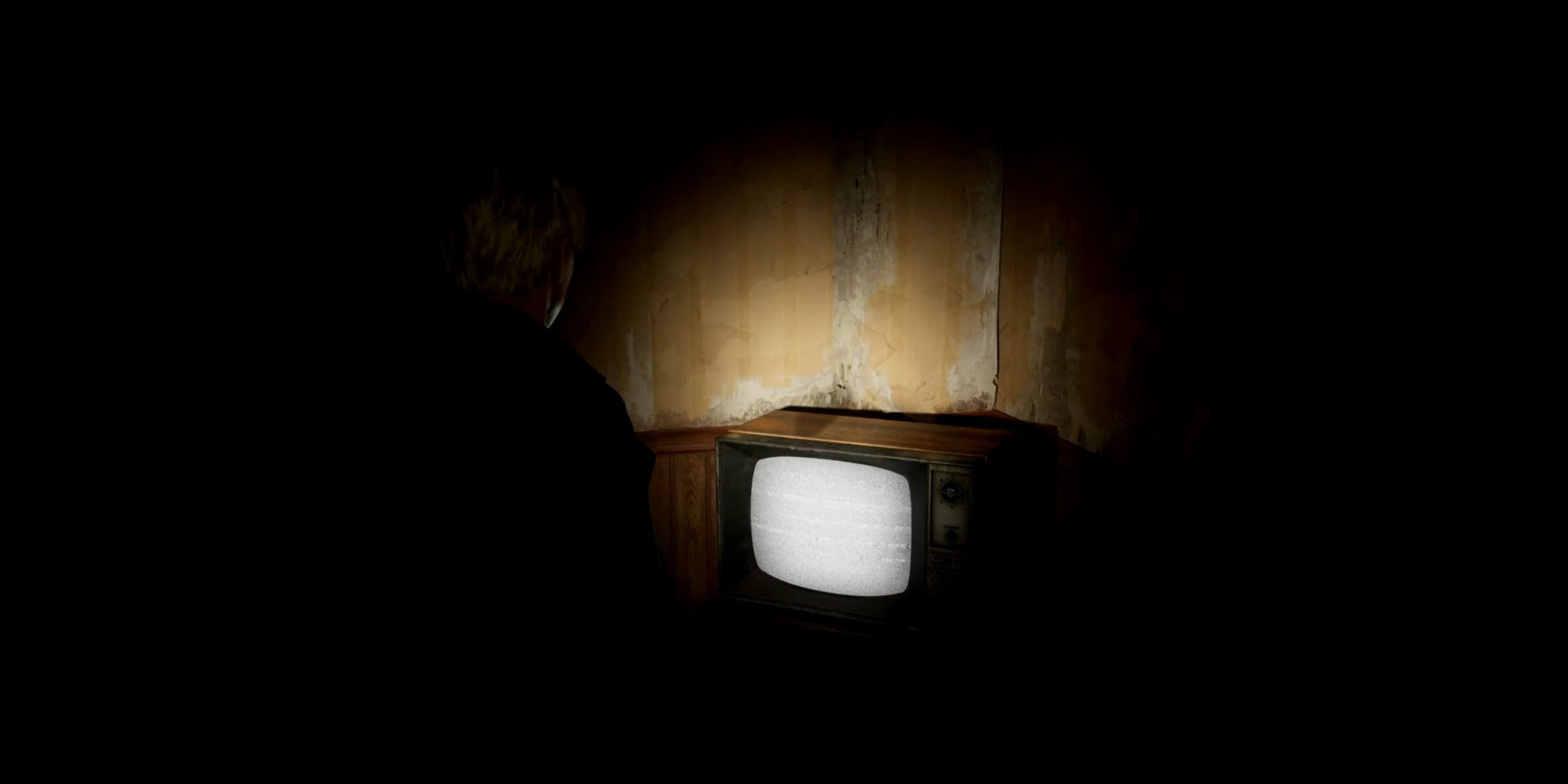 James olhando para uma TV no Silent Hill 2 Remake