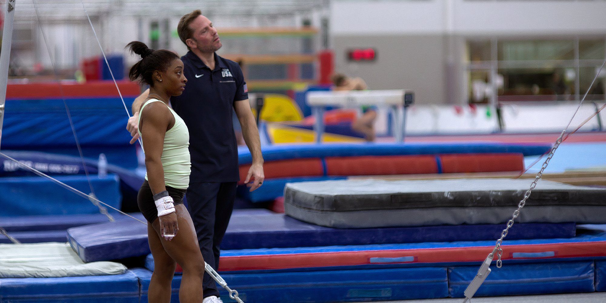 La directora de Simone Biles Rising, Katie Walsh, habla de ir a París para la segunda parte