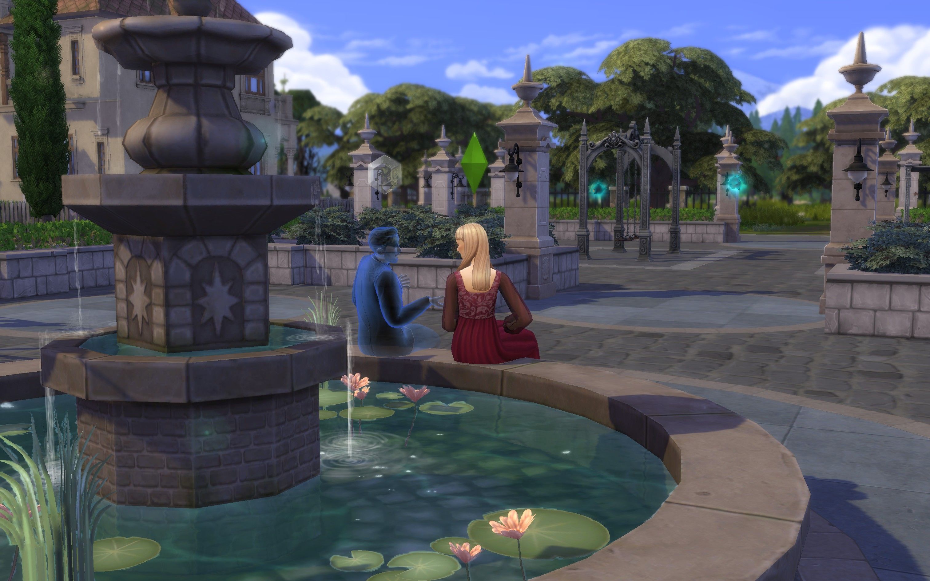 La plaza de la ciudad de Los Sims 4 Ravenwood que muestra a dos Sims sentados encima de una fuente, se puede ver un fantasma azul desde lejos en el patio de recreo.