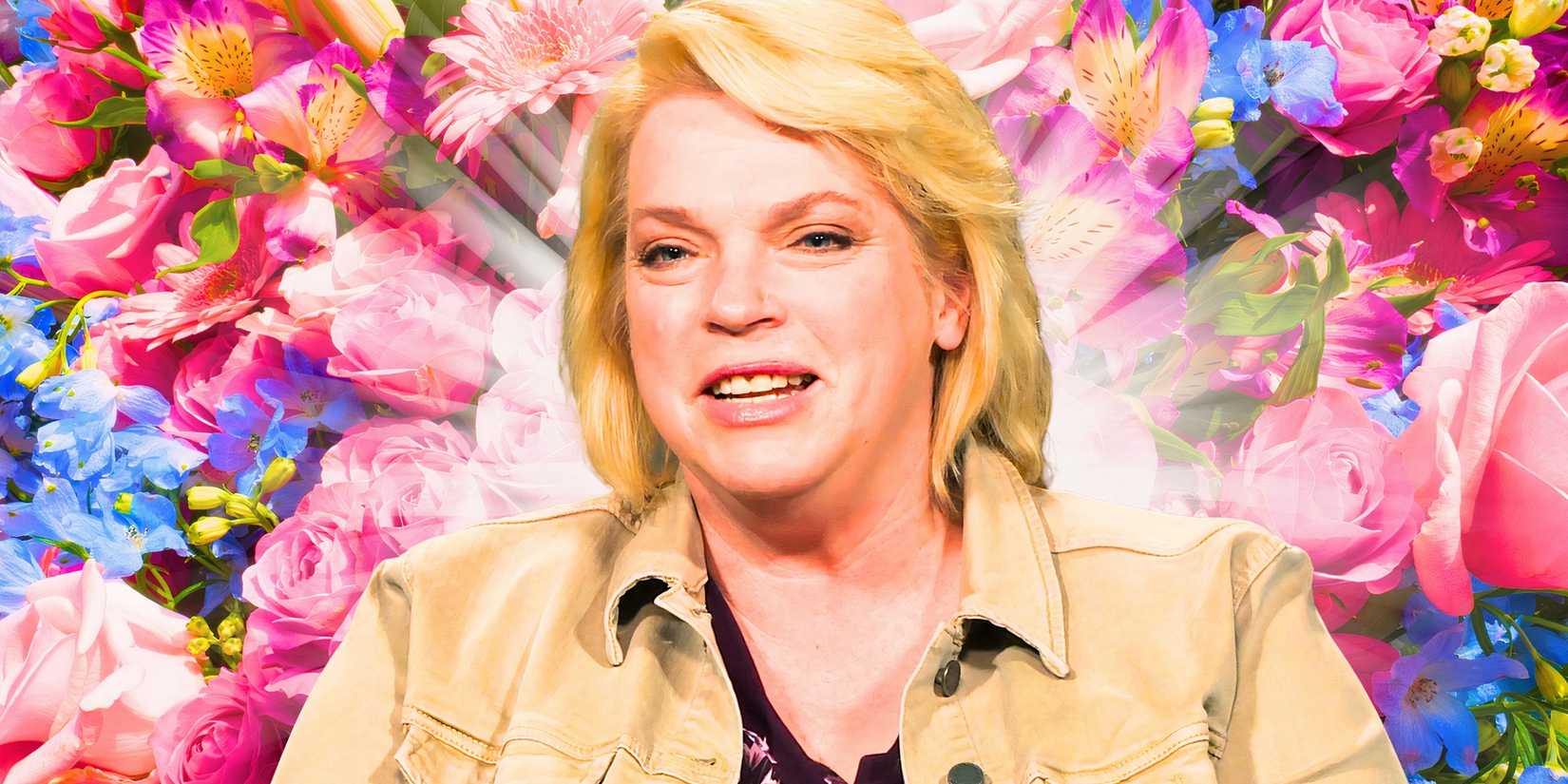 sister wives janelle brown smiling with a flower background