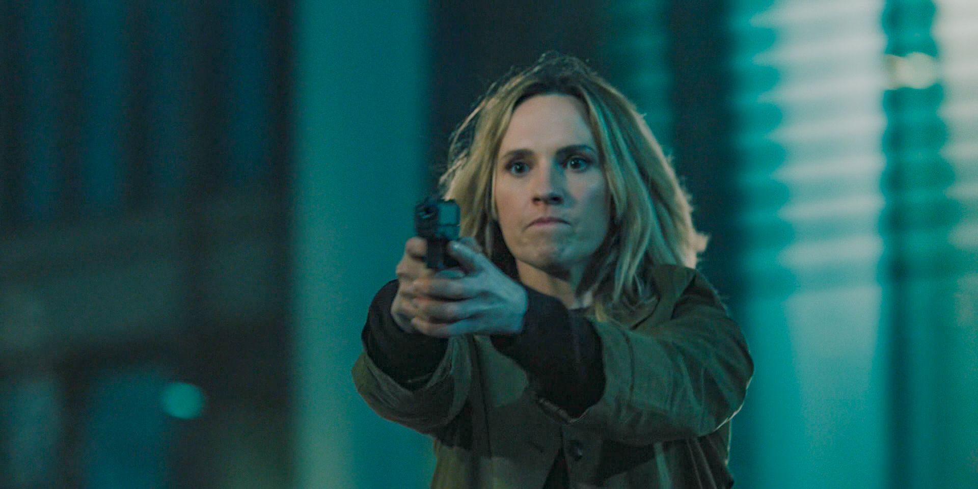 Emma Flight (Ruth Bradley) apunta con un arma a Patrice en Slow Horses, temporada 4, episodio 5