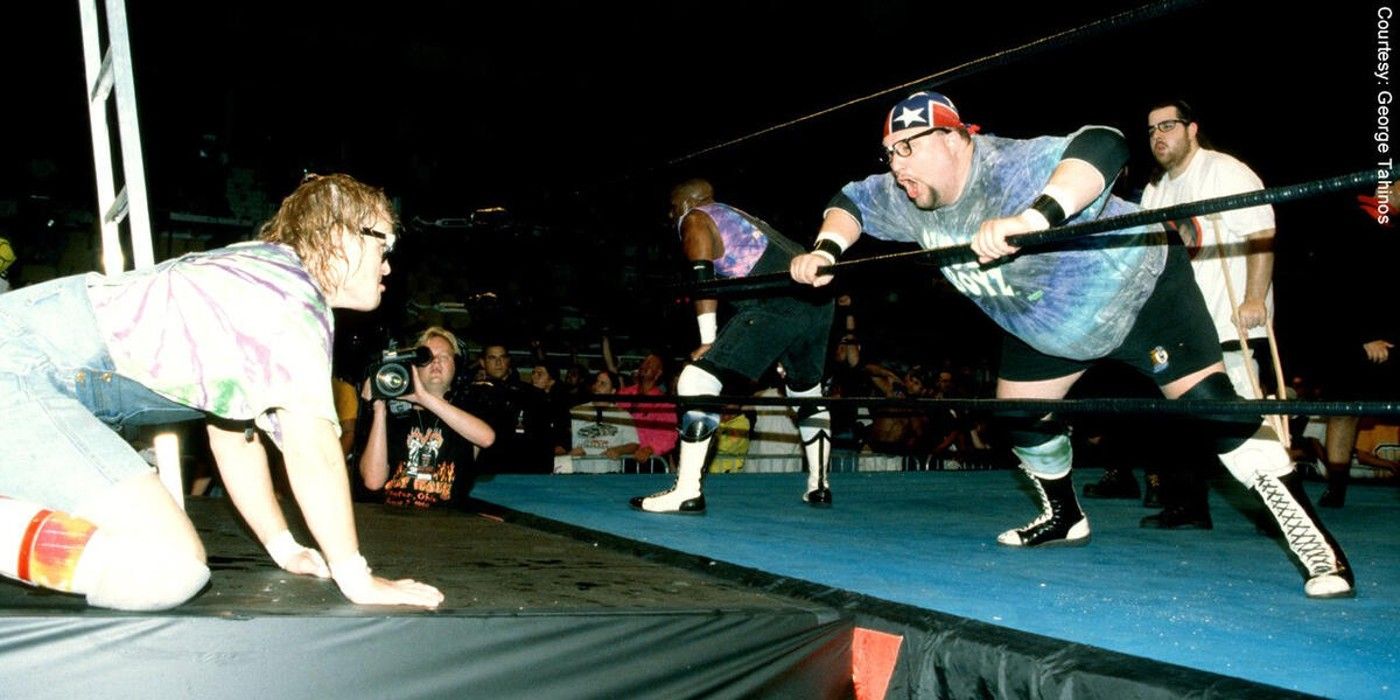 Spike Dudley encara Bubba Ray Dudley e D-Von Dudley e Big Dick Dudley dos Dudley Boyz no evento principal da ECW Heat Wave 1998