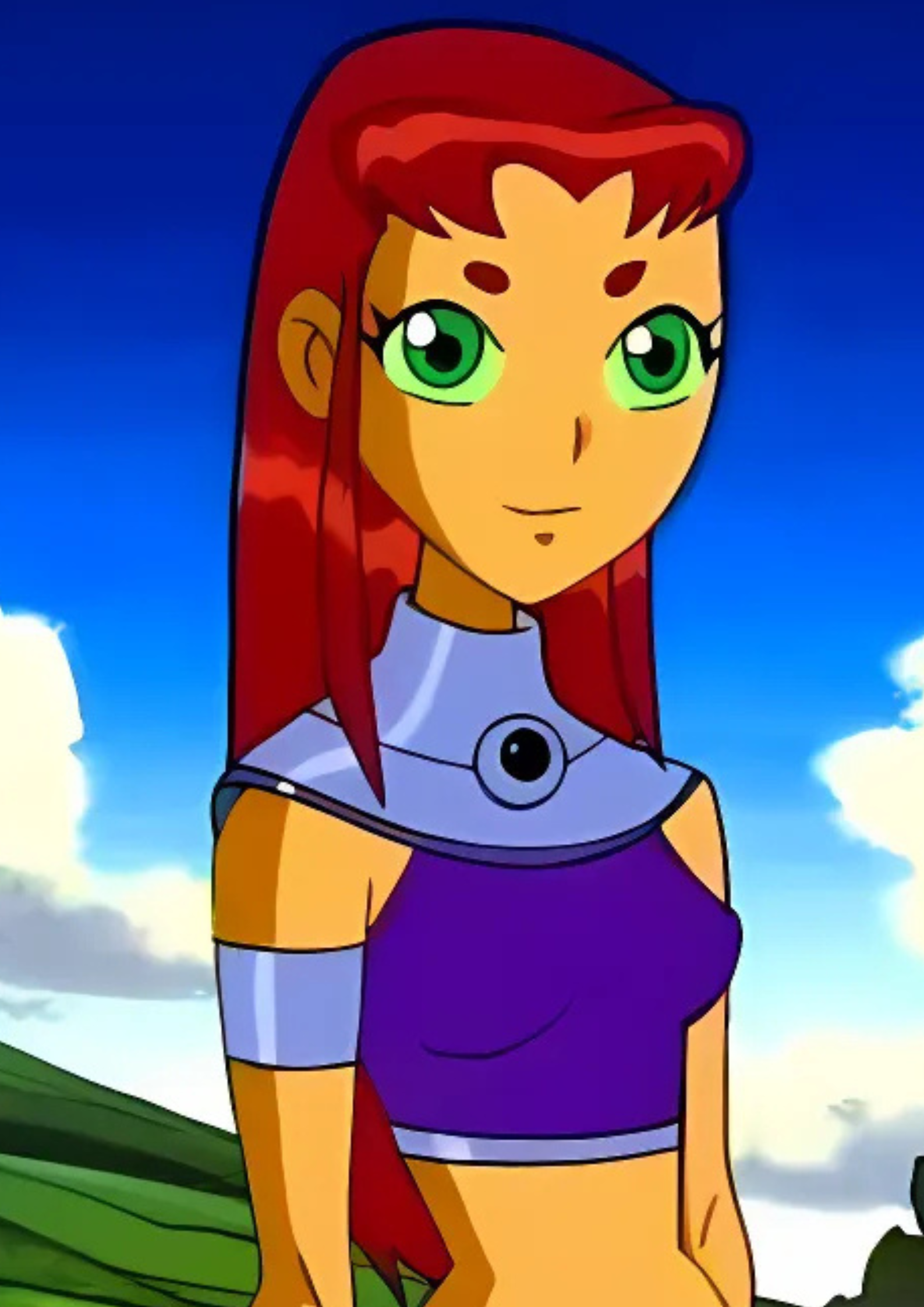 Starfire en Teen Titans (2003) parada frente a verdes pastos y sonriendo