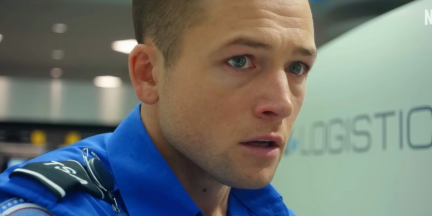 Taron Egerton terlihat gugup di dalam tasnya.