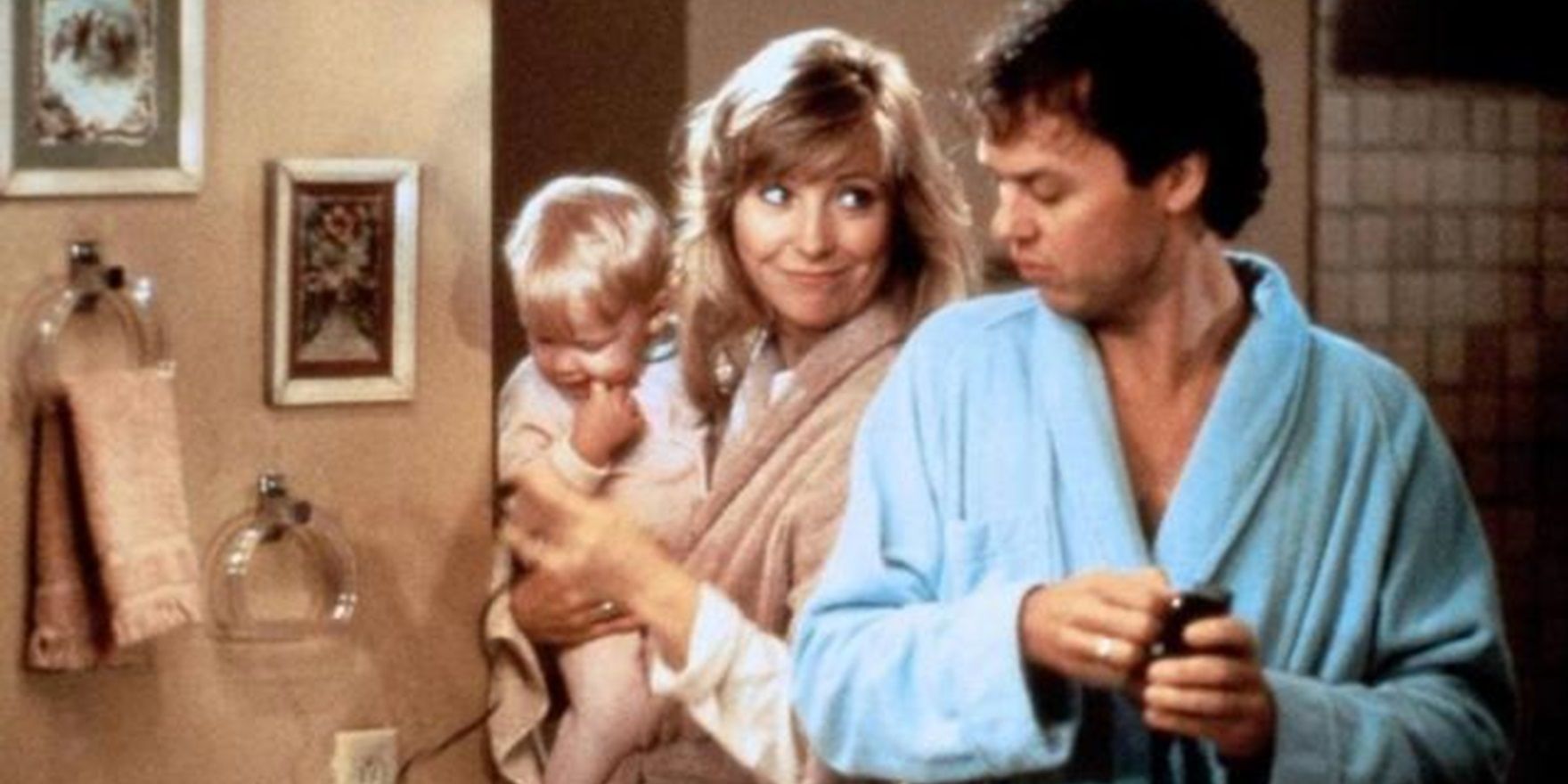 Teri Garr e Michael Keaton em um banheiro em Mr Mom