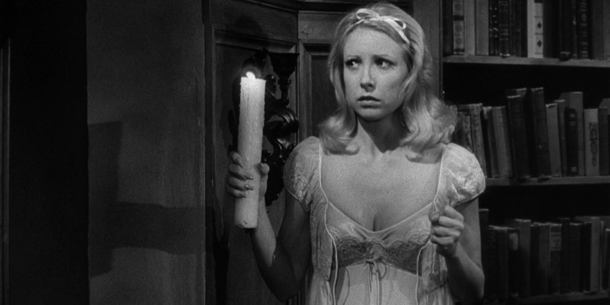 Teri Garr segurando uma vela em Young Frankenstein