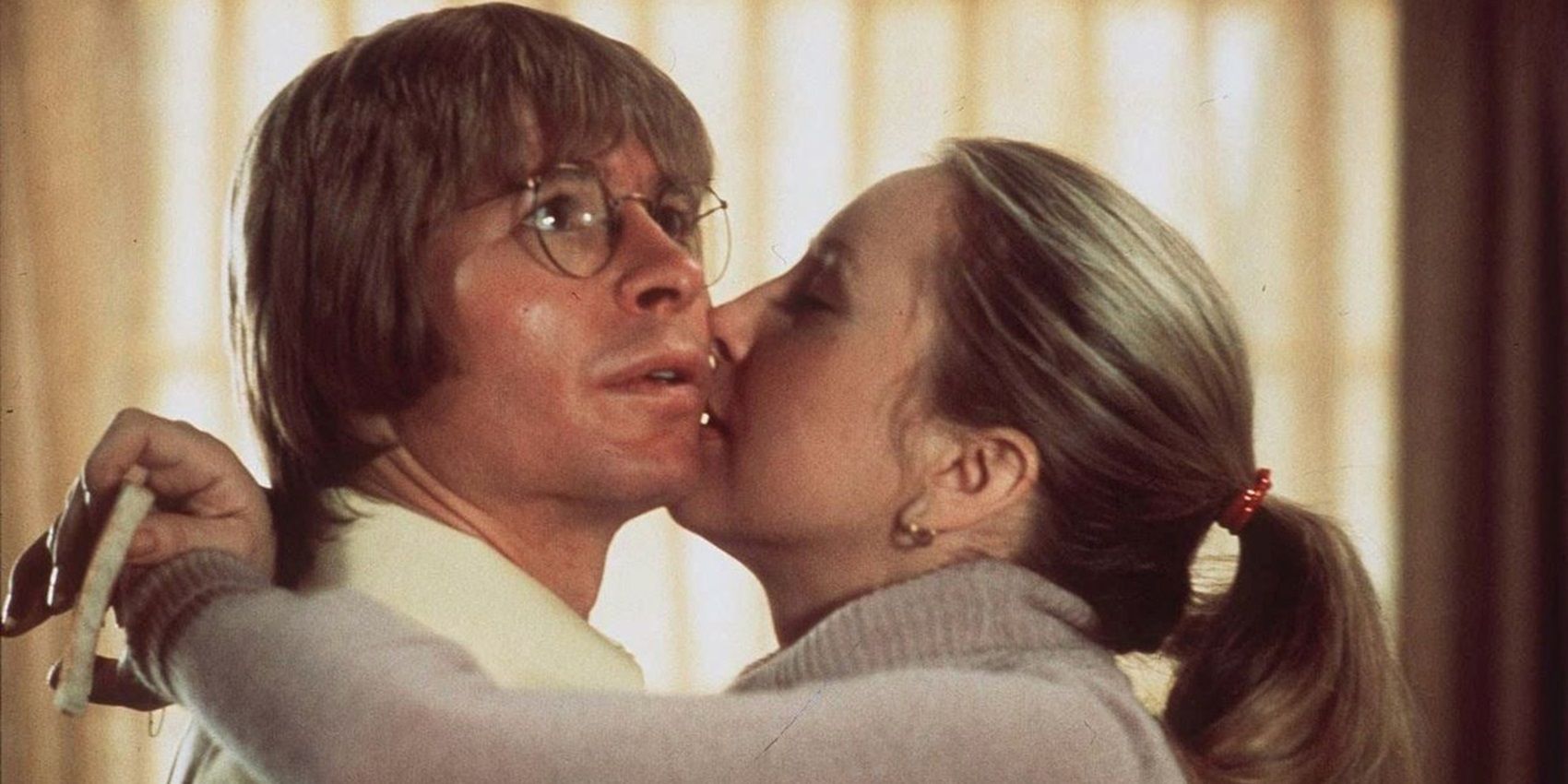 Teri Garr beijando John Denver em Oh God