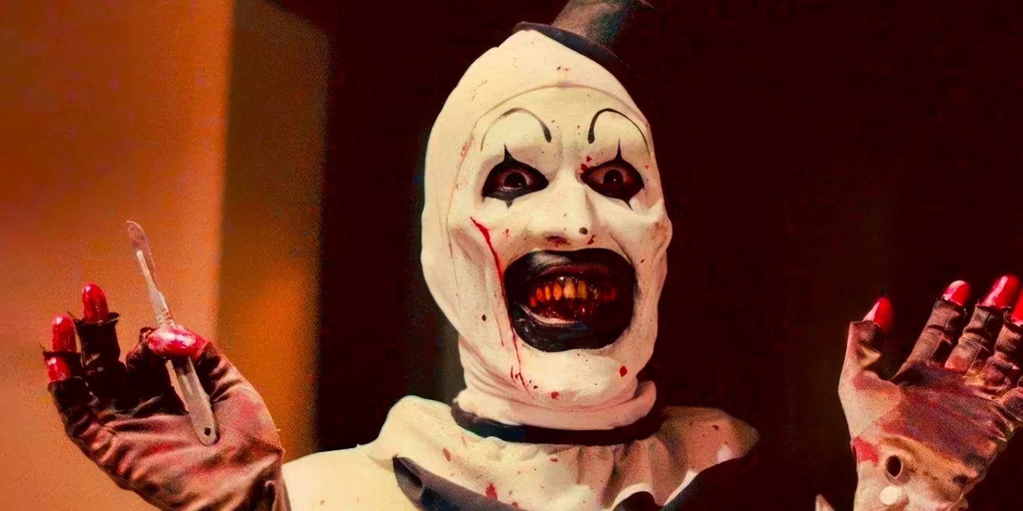 Art the Clown tiene 3 cuchillos en Terrifier.