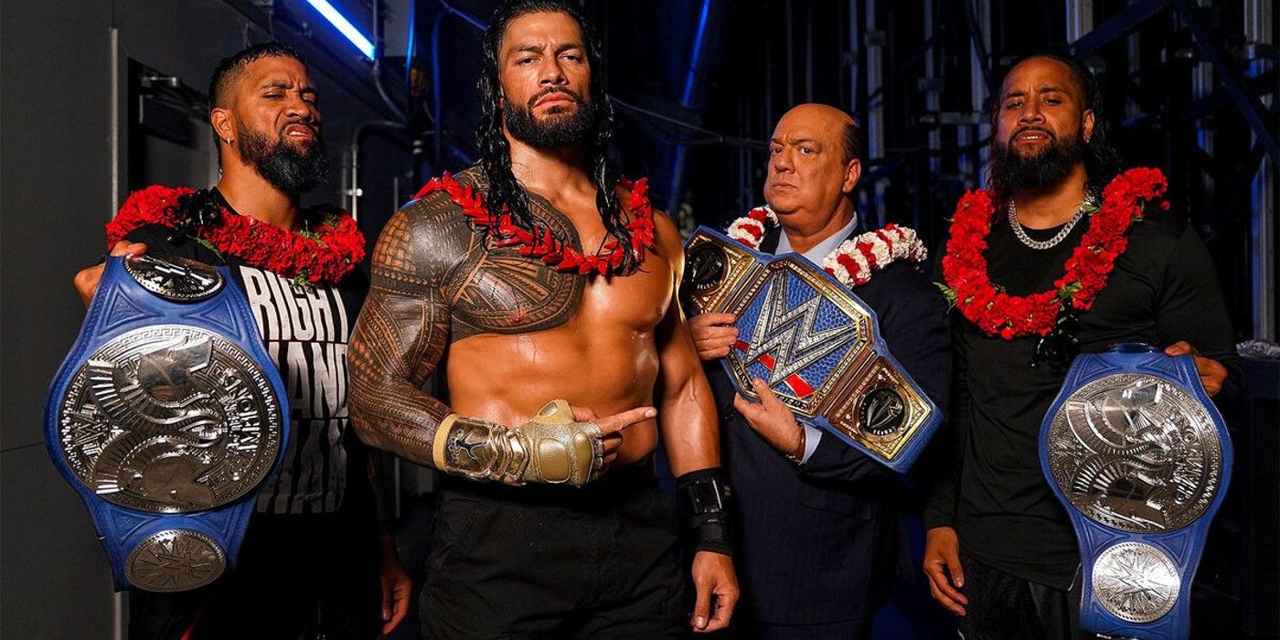 The Bloodline posa com o WWE Universal Champion Roman Reigns com Paul Heyman e SmackDown Tag Team Champions The Usos