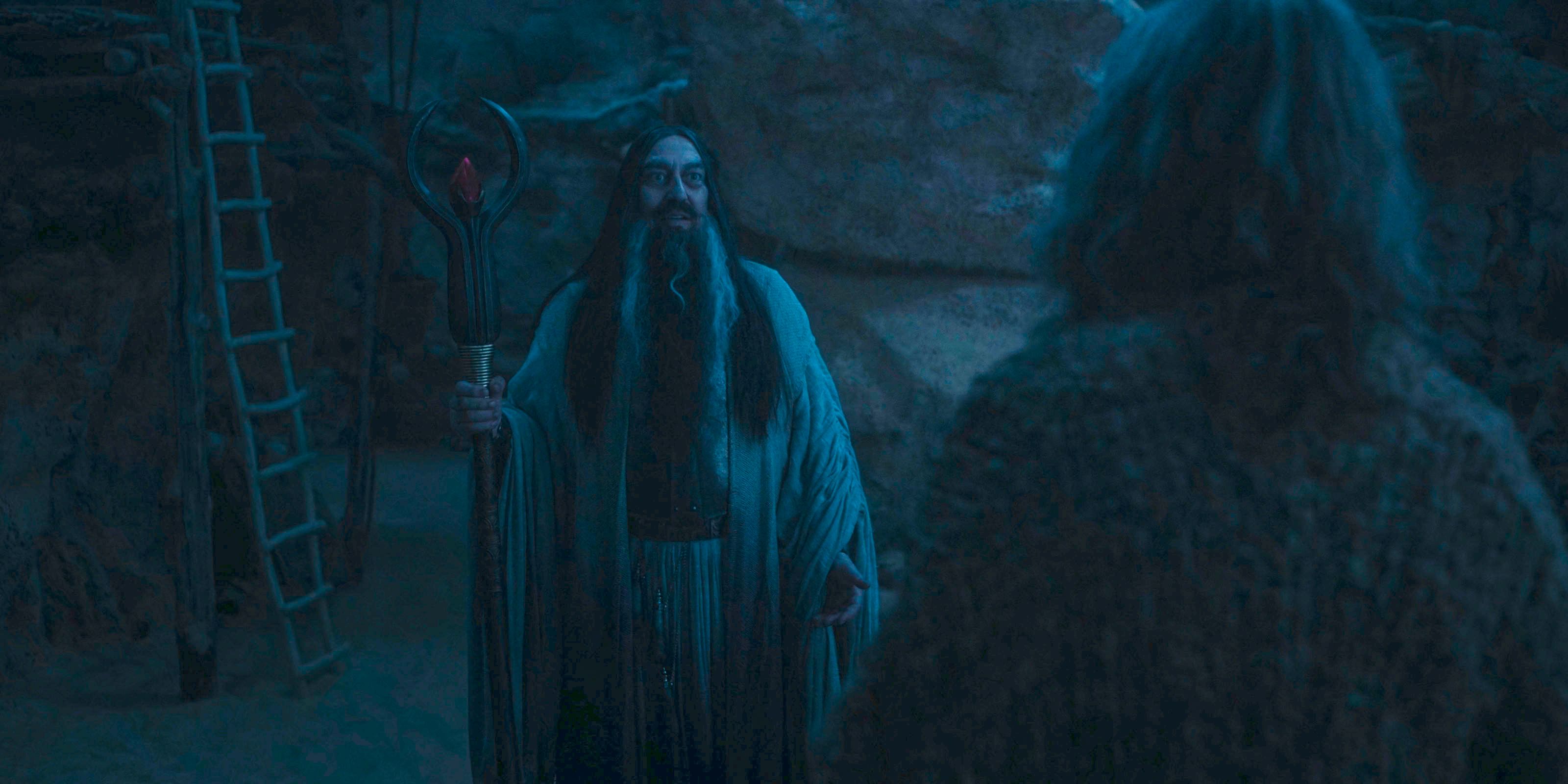 Penyihir Kegelapan (Ciarán Hinds) bertemu dengan Orang Asing di The Lord of the Rings: Rings of Power, Musim 2, Episode 8