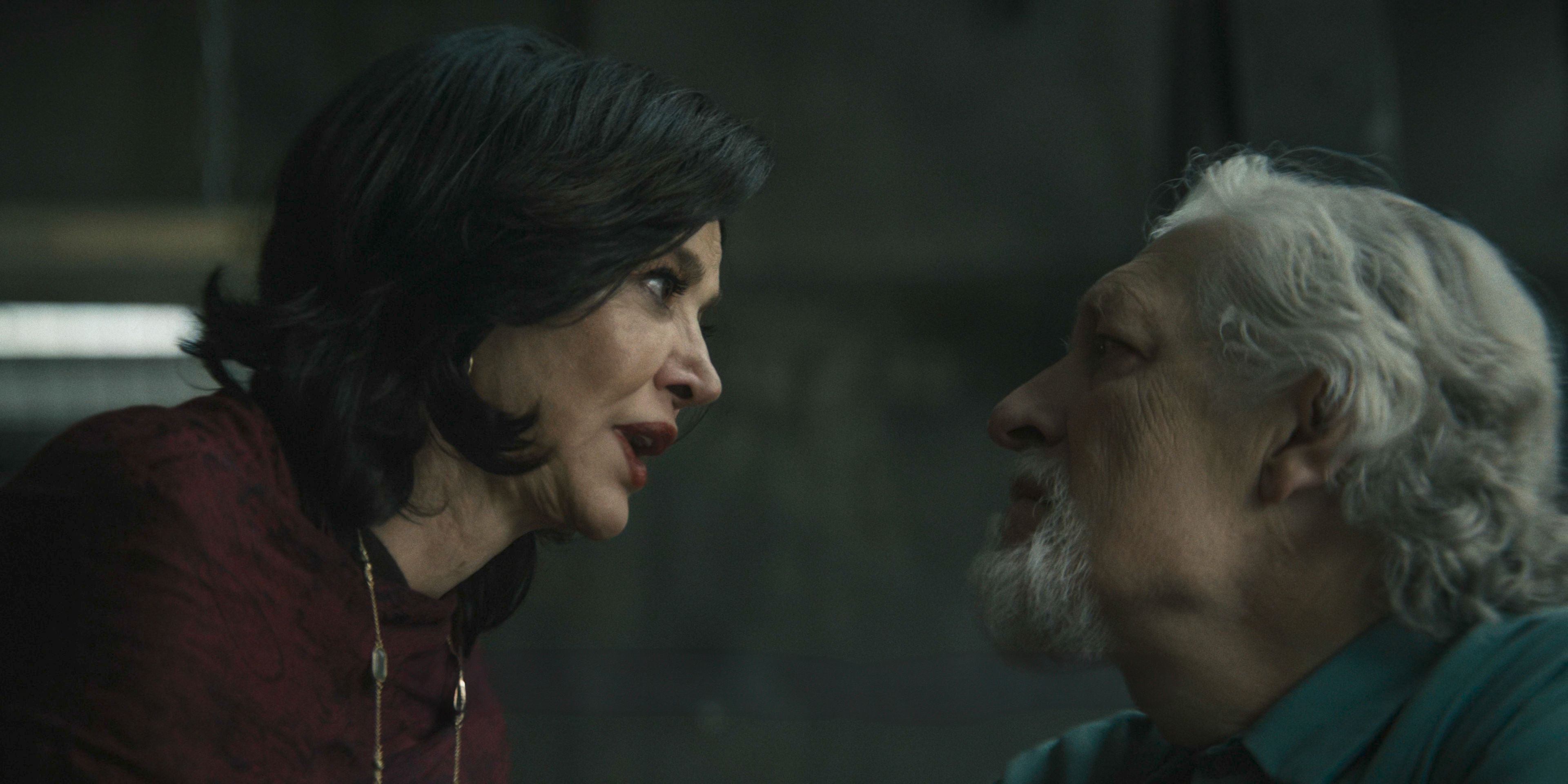 Nadia (Shohra Aghdashloo) y Salvatore Marone (Clancy Brown) hablan en Penguin Temporada 1 Episodio 5