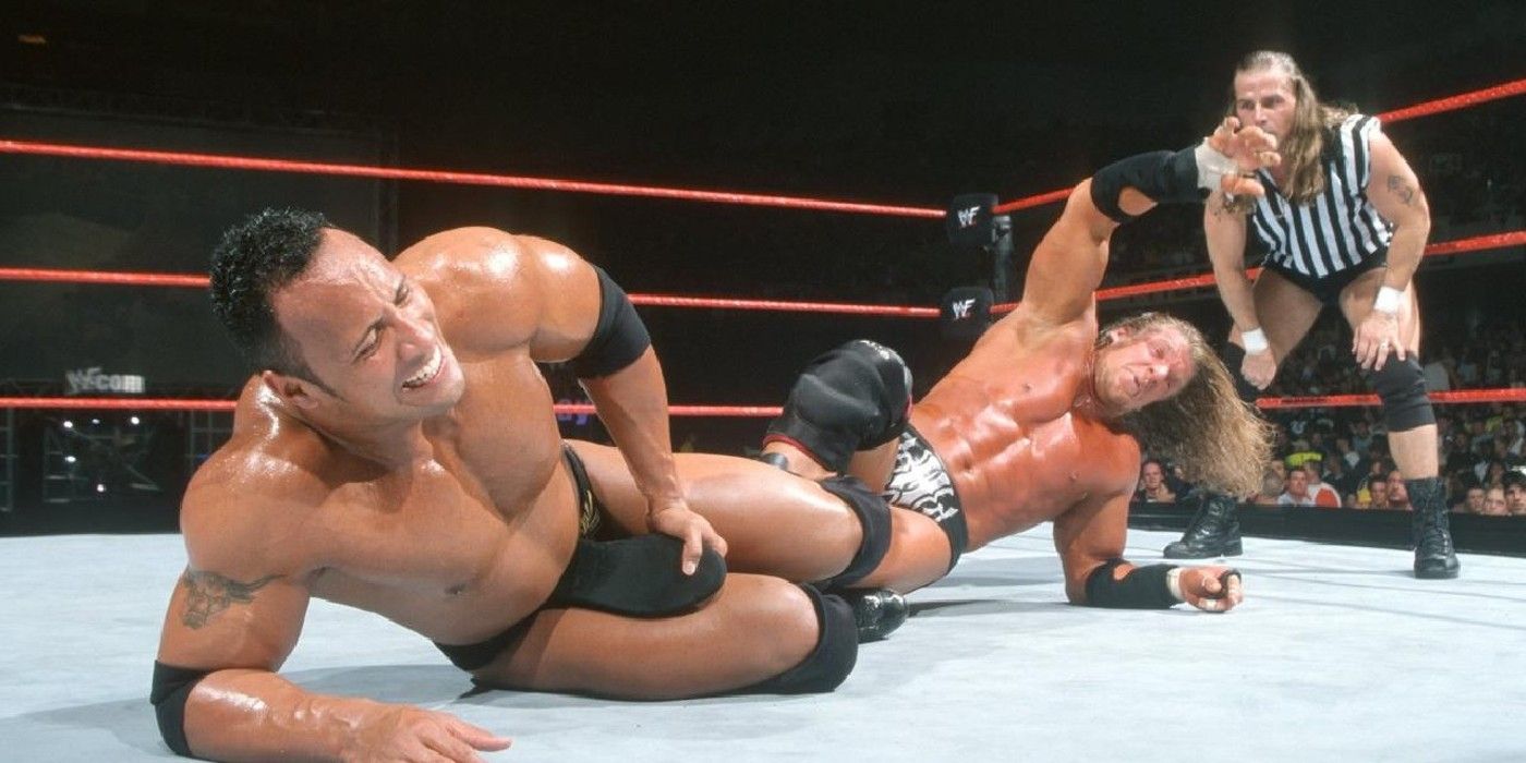 The Rock trava a figura quatro leg lock em Triple H na frente do Árbitro Convidado Especial Shawn Michaels no WWE Judgment Day 2000