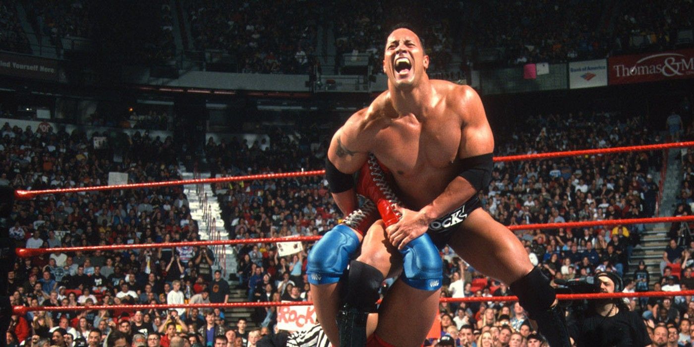 The Rock trava o Sharpshooter em Kurt Angle no WWE No Way Out 2002