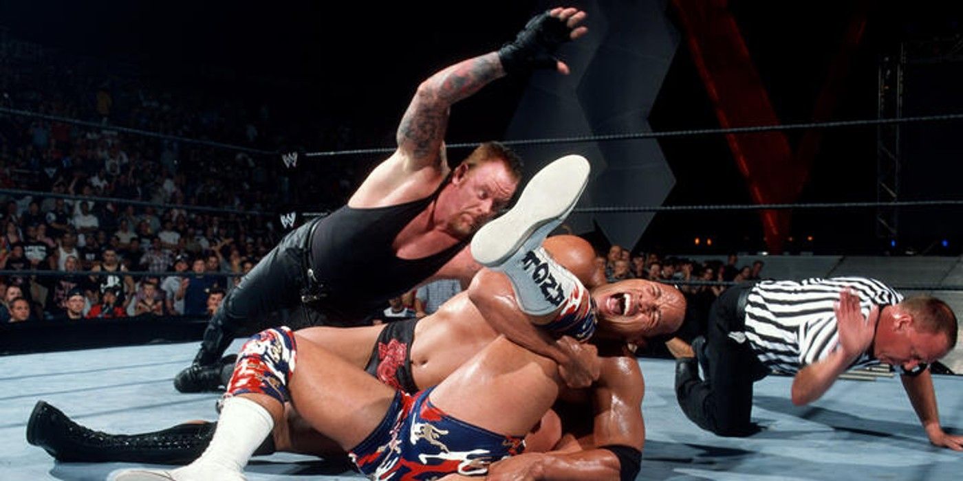 The Undertaker interrompe a tentativa de pin de The Rock em Kurt Angle no WWE Vengeance 2002