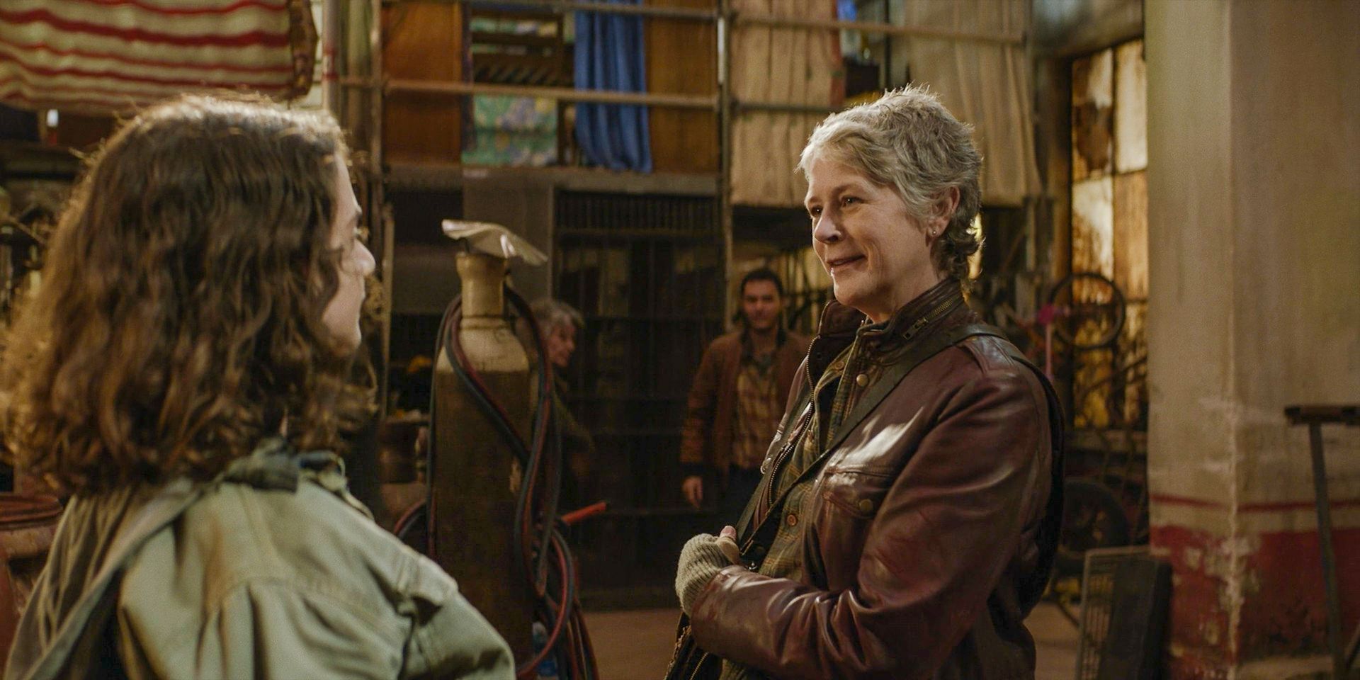 Carol (Melissa McBride) conoce a Laurent en The Walking Dead: Daryl Dixon, temporada 2, episodio 5