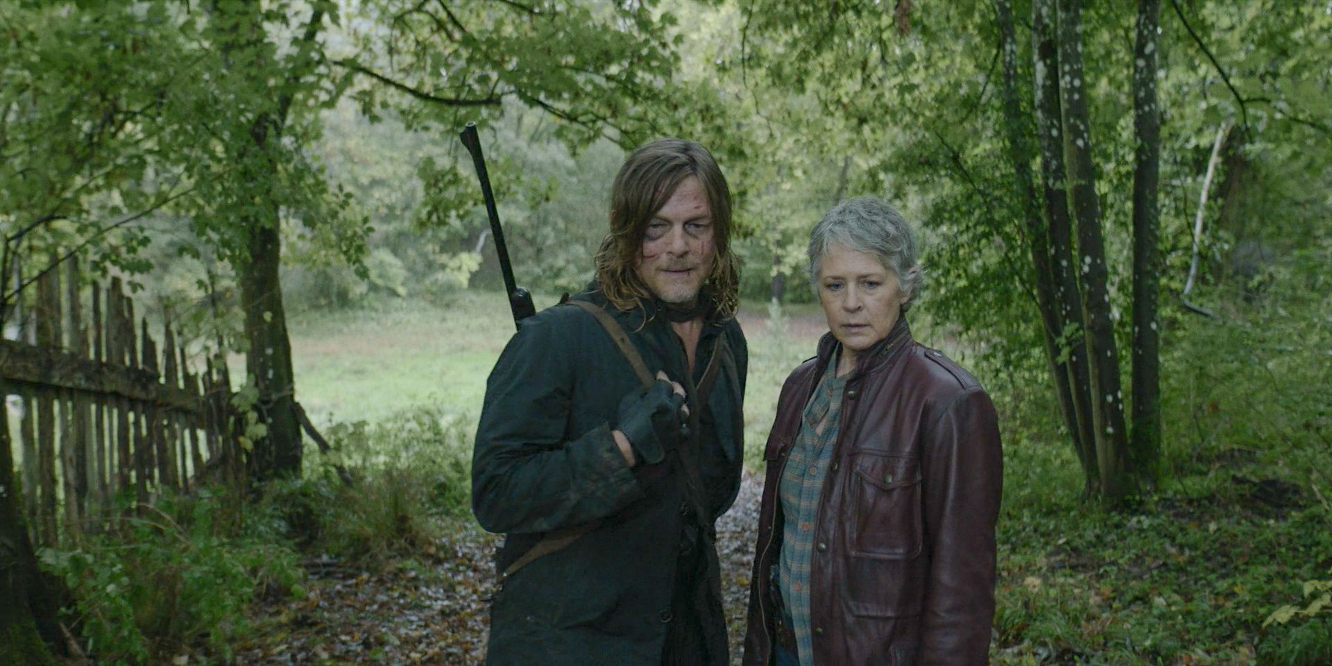 Norman Reedus como Daryl y Melissa McBride como Carol están de gira en The Walking Dead: Daryl Dixon Temporada 4, Episodio 2.