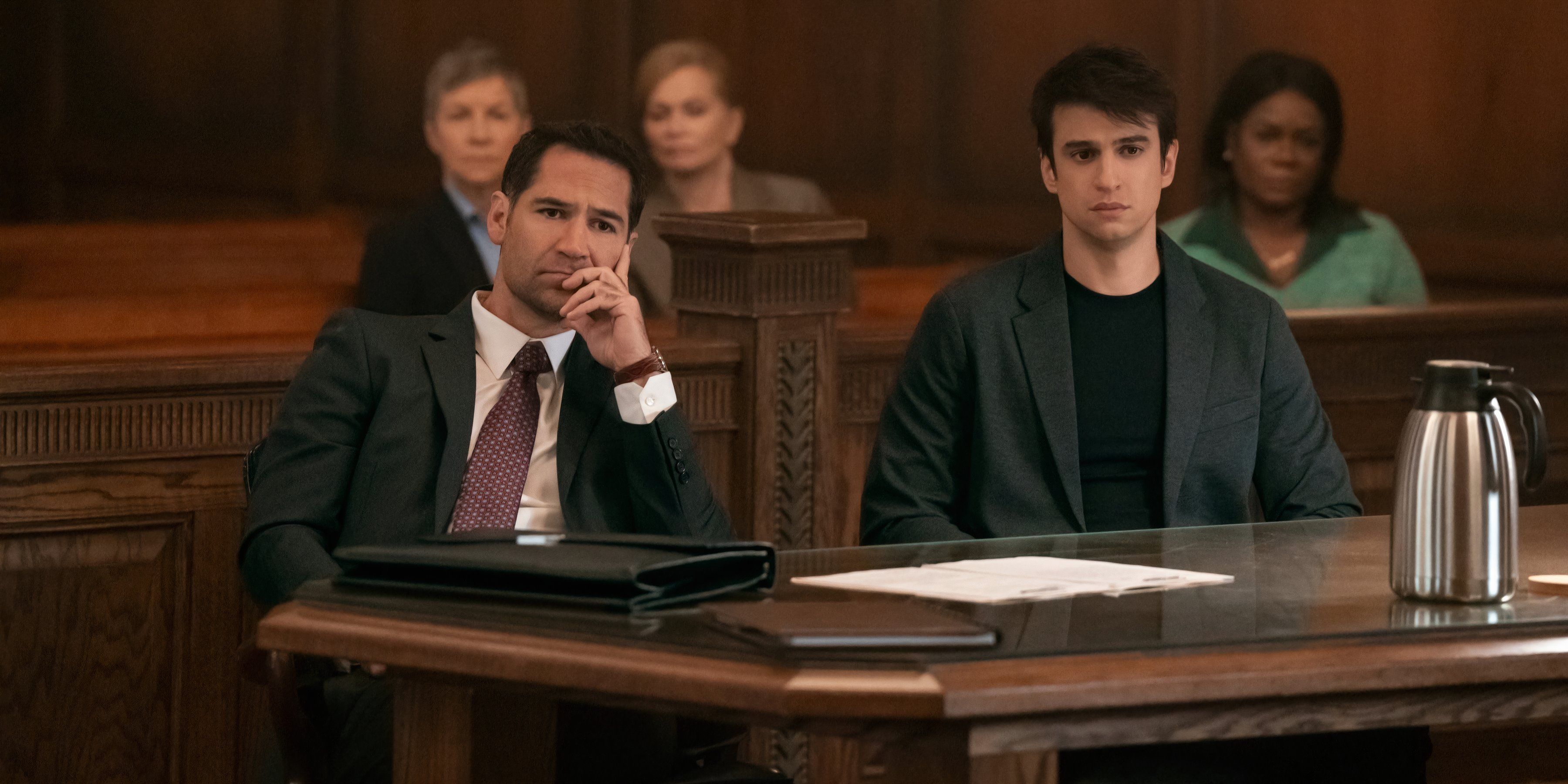 Mickey y Eddie se sientan en la mesa de la defensa en la corte en la temporada 3 de The Lincoln Lawyer.