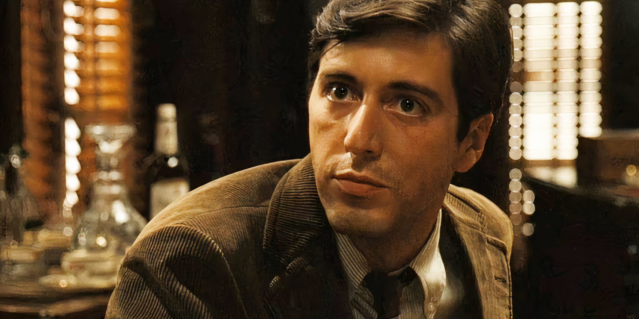 آل باتشينو ينظر بشكل مكثف إلى شخص ما في فيلم The Godfather