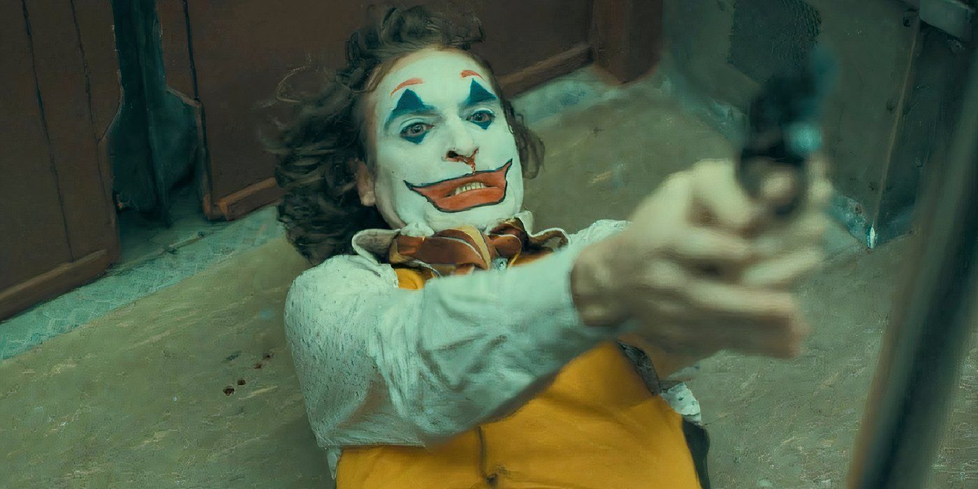 Arthur Fleck aims his gun in the subway in Joker (2019)