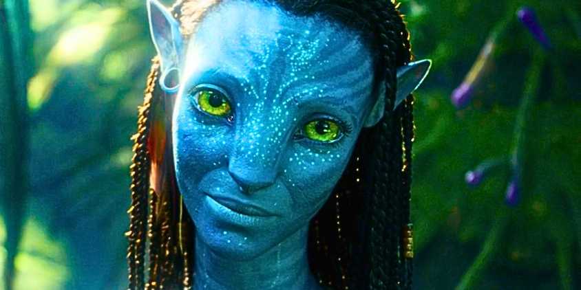 Neytiri looking emotional in Avatar 2