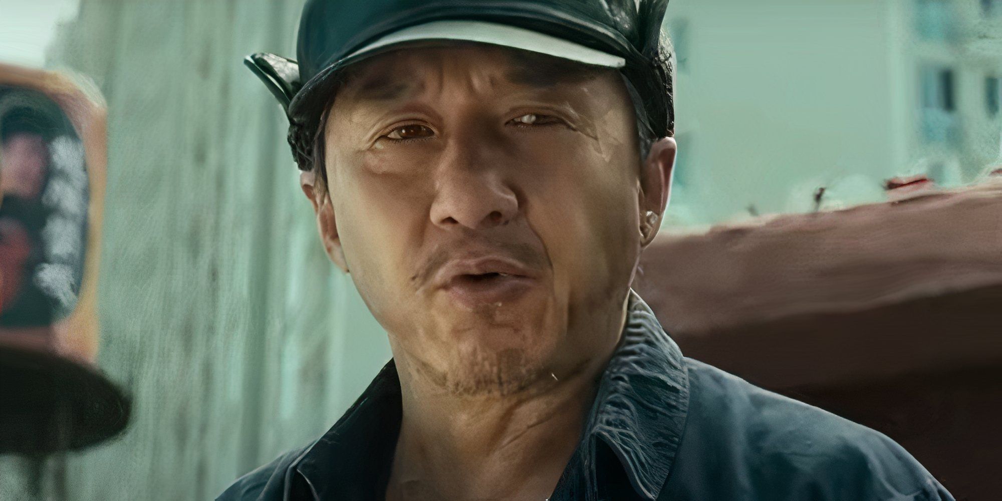 Jackie Chan wyglądający na zdezorientowanego w roli pana Hana w filmie „Karate Kid” z 2010 roku