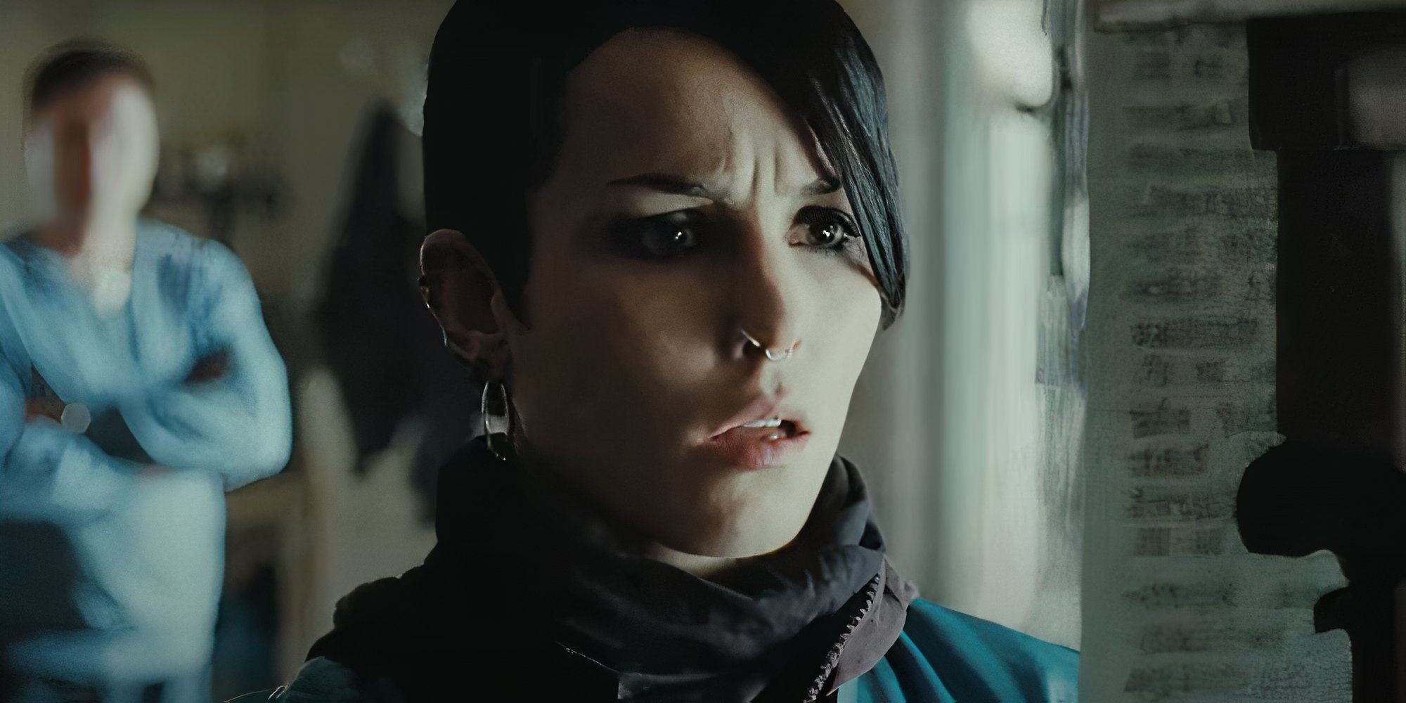 Noomi Rapace lendo algo como Lisbeth Salander em The Girl with the Dragon Tattoo de 2009