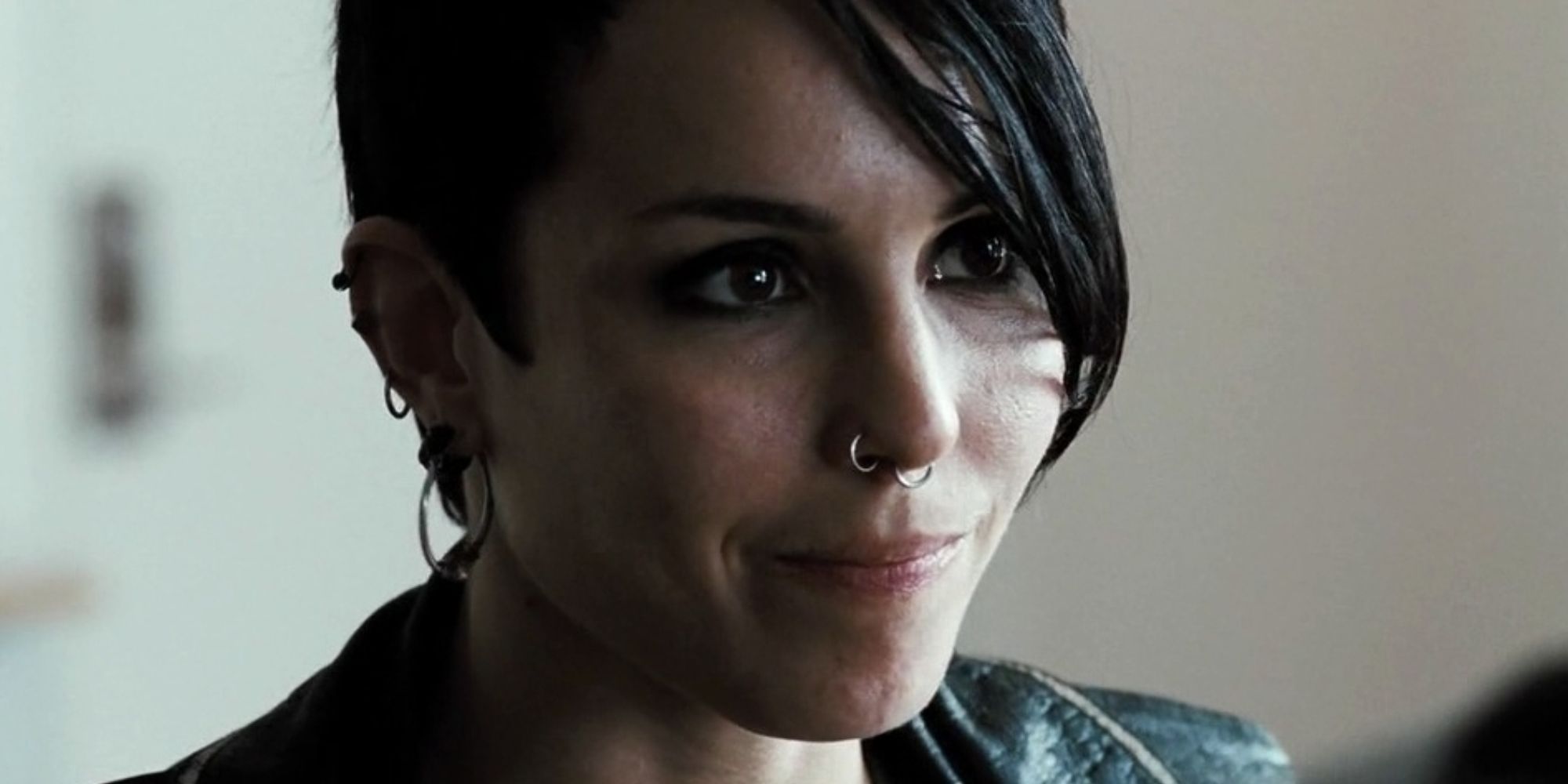 Noomi Rapace sonriendo como Lisbeth Salander en La chica del dragón tatuado de 2009