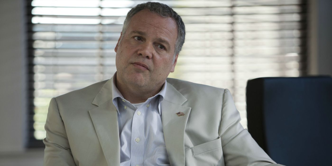 Vincent D'Onofrio como Clark sentado en la oficina en Escape Plan