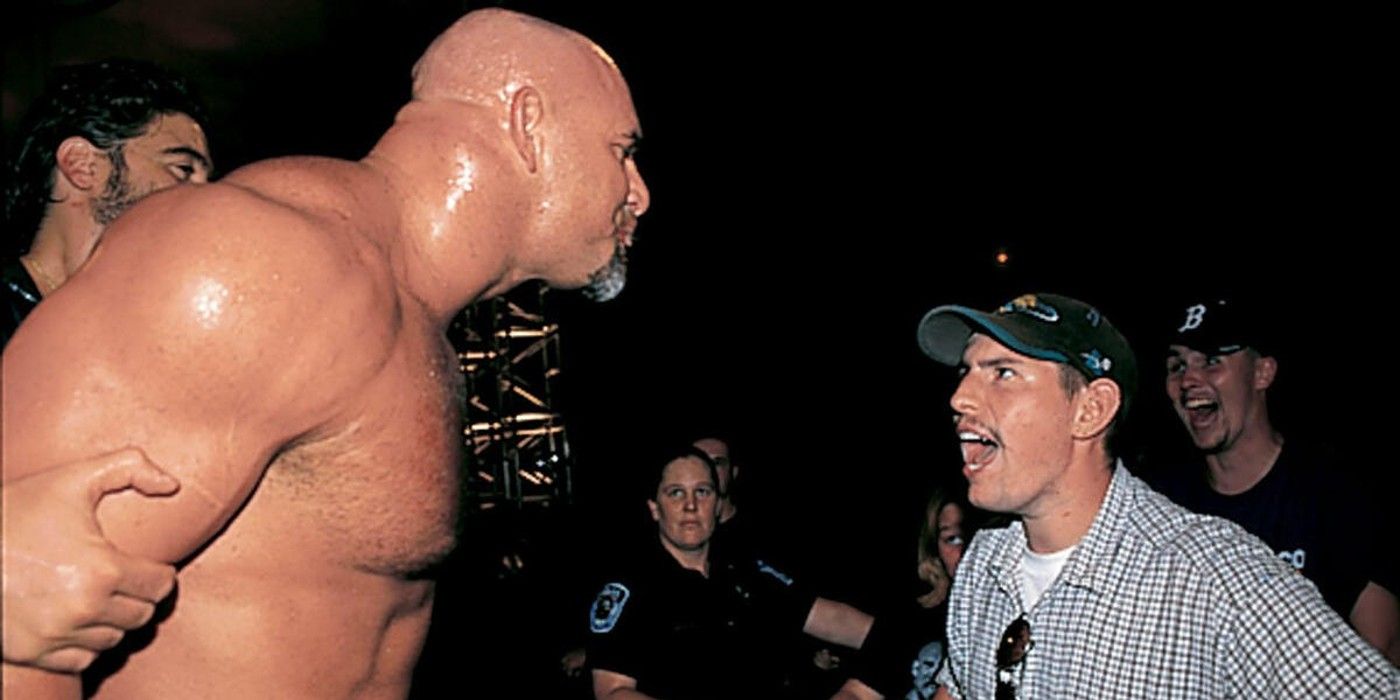 O redator principal da WCW, Vince Russo, segura Goldberg enquanto ele discute com um fã