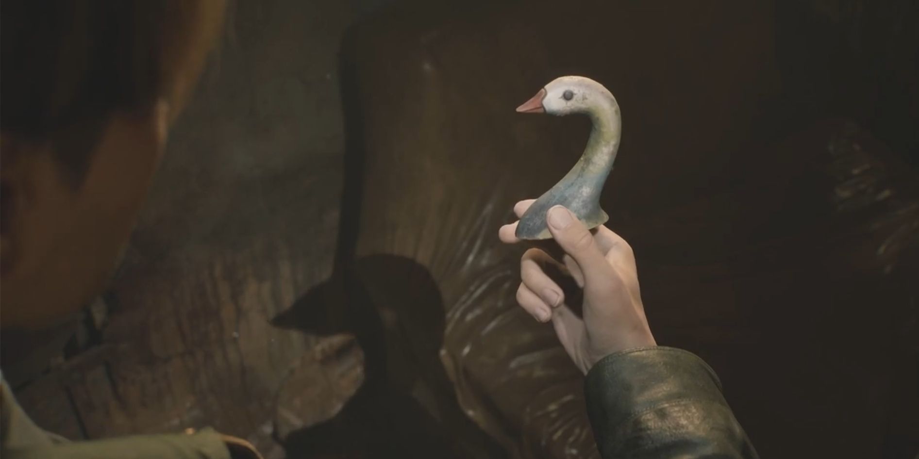 James encuentra la escultura de madera de la cabeza de cisne para el balancín de Bluecreek Apartments en Silent Hill 2 Remake