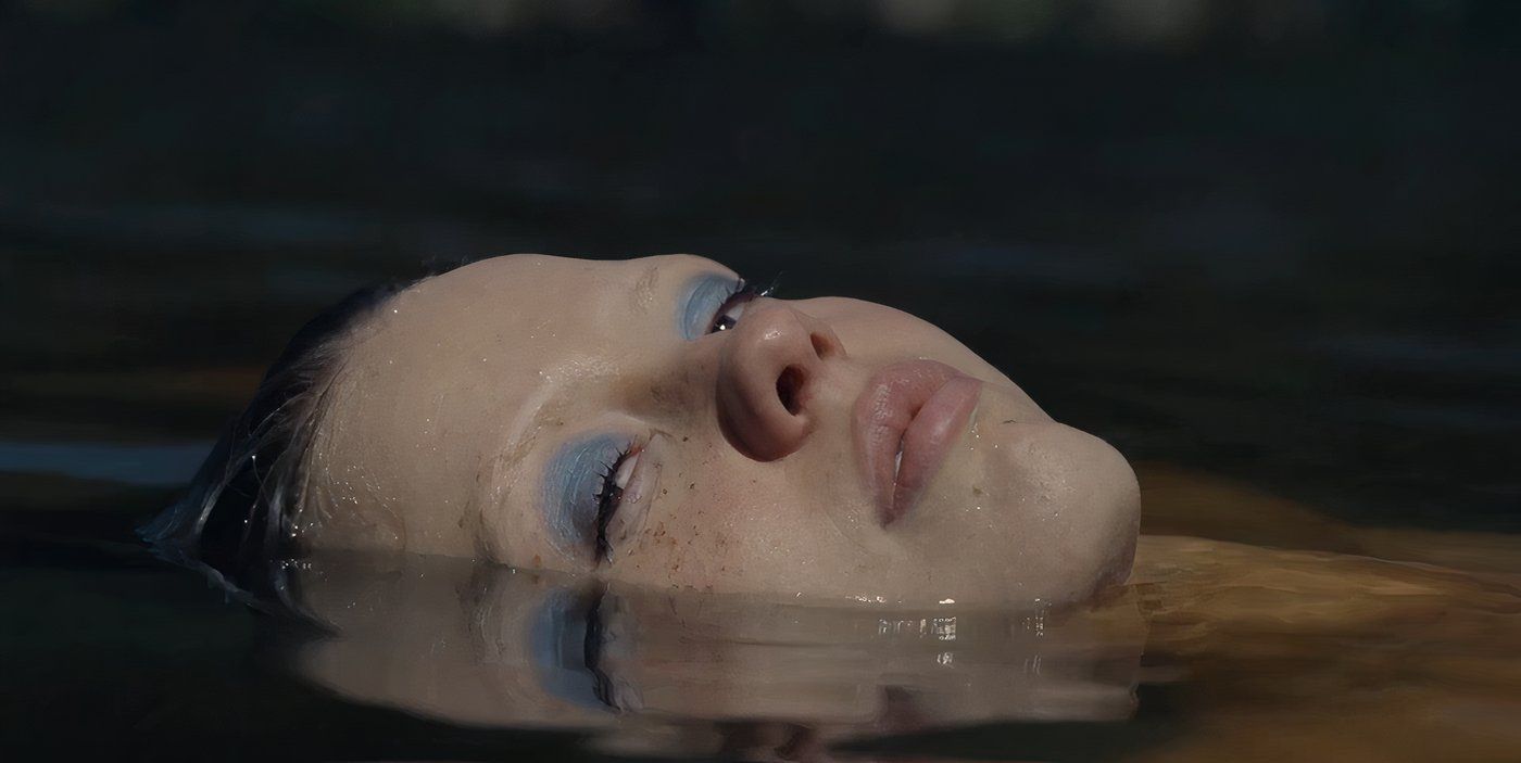 Pearl, interpretada por Mia Goth, está nadando en el lago.