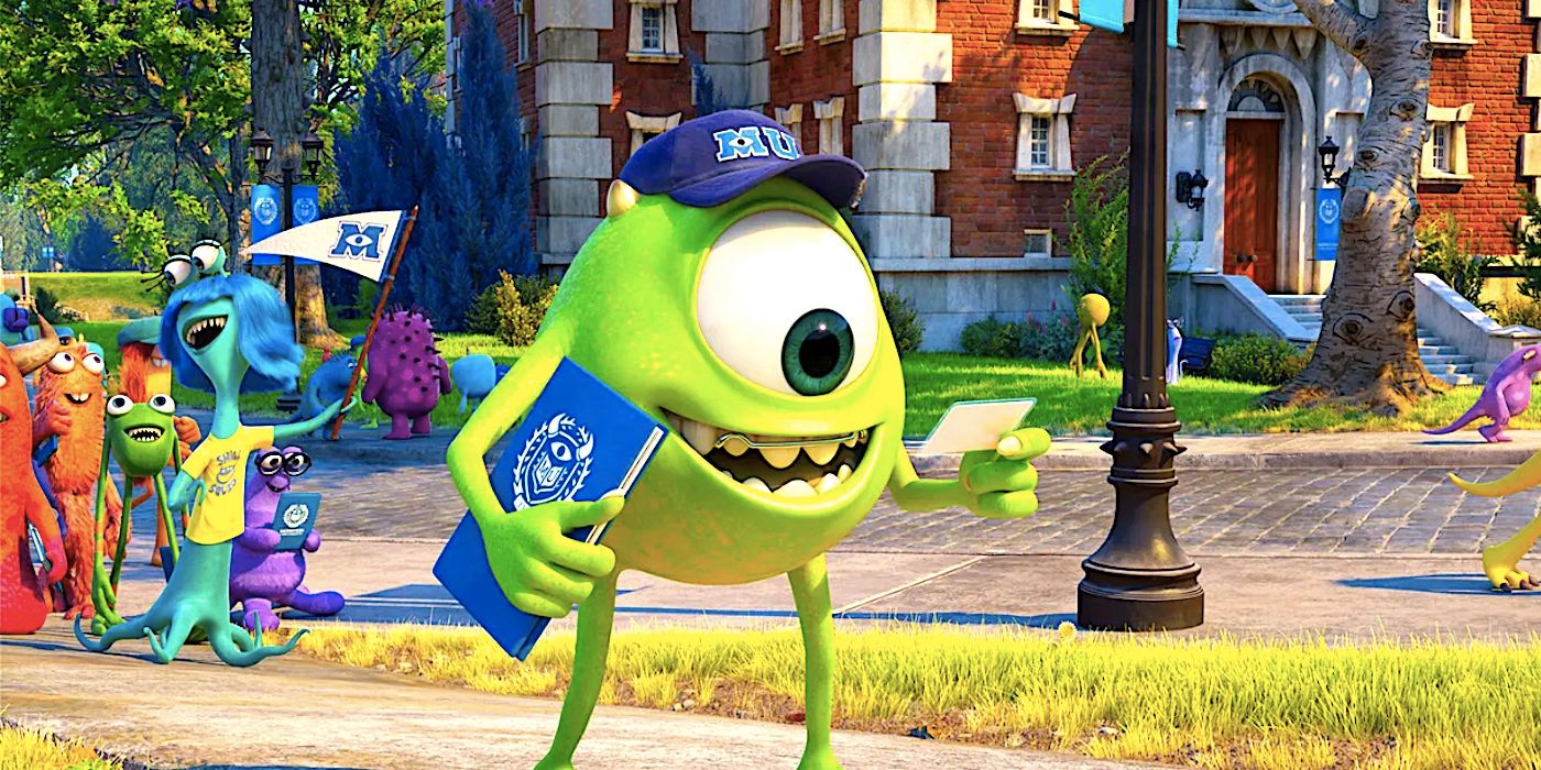 Mike Wazowski muda menatap lencana namanya dengan gembira sambil berdiri di lapangan di Monsters University