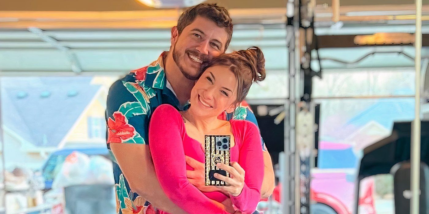 Love Is Blind season 1 Matt Barnett & Amber Pike taking a mirror selfie