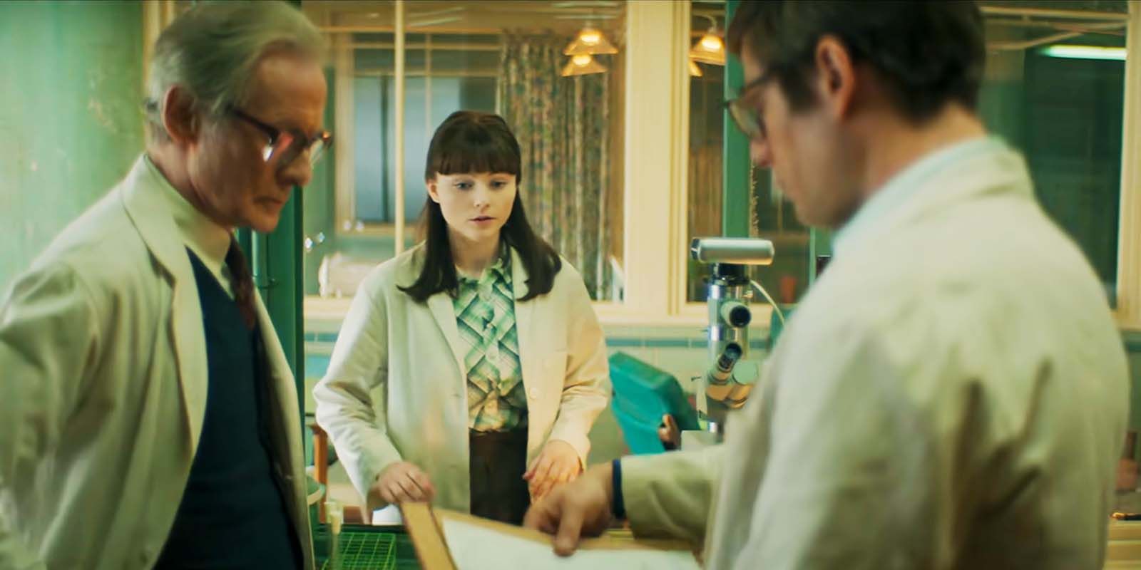 Bill Nighy como Dr. Patrick Steptoe, Thomasin McKenzie como Jean Purdy, James Norton como Bob Edwards em Joy