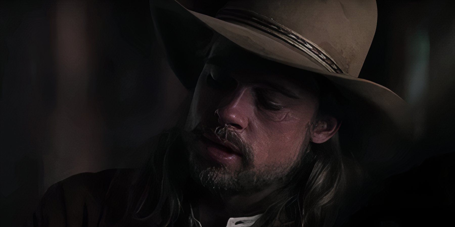 Brad Pitt como Tristan olhando para o lado em Legends of the Fall